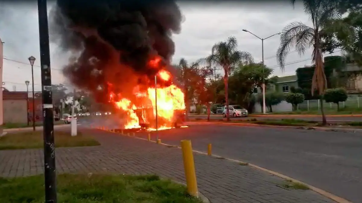 Grupo armado incendia camion en Zapopan